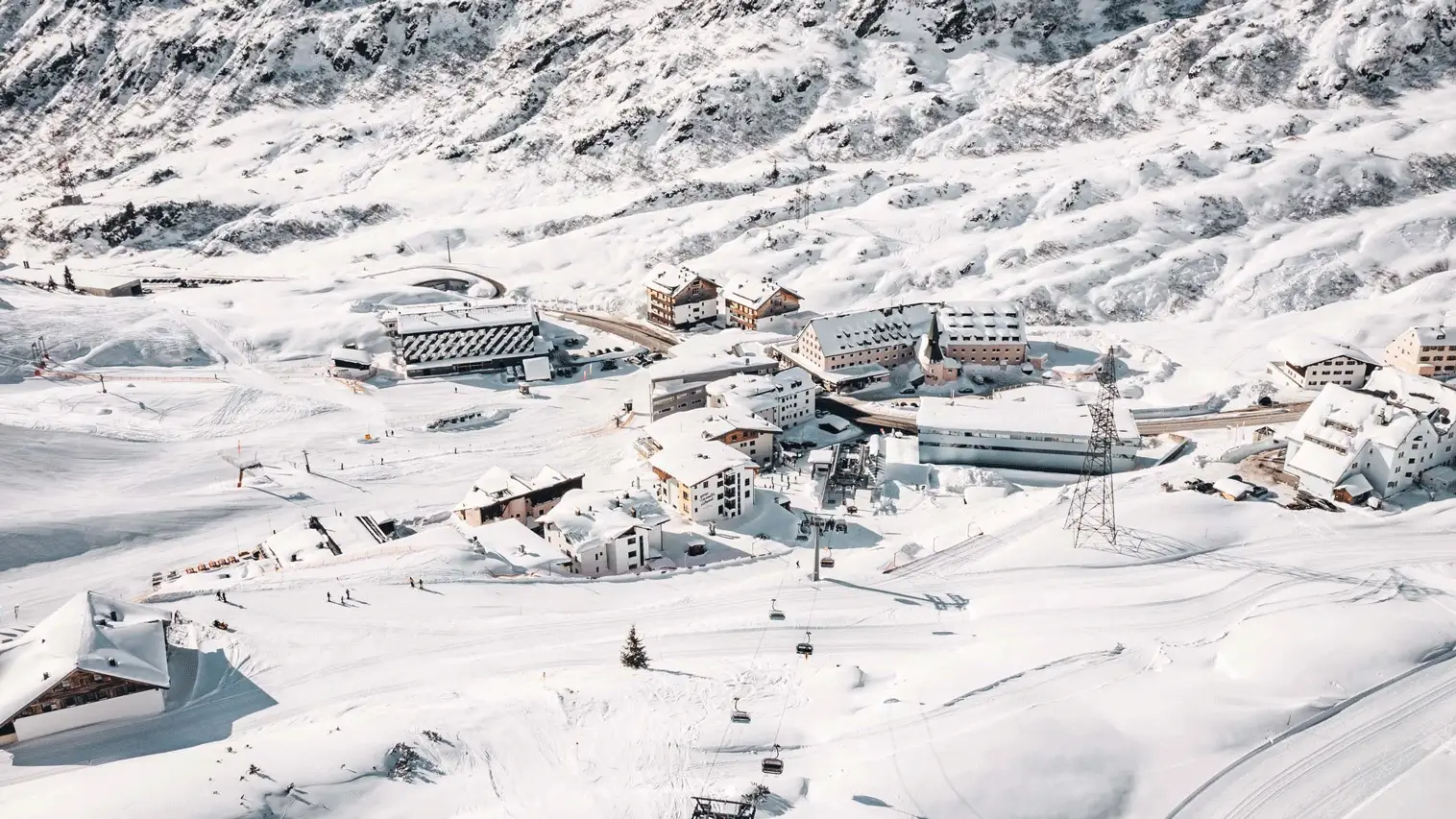St. Christoph am Arlberg mit Hotel Maiensee – Schauplatz des TOPSKIING-Skitests mit Freunden und neuesten Ski-Modellen.